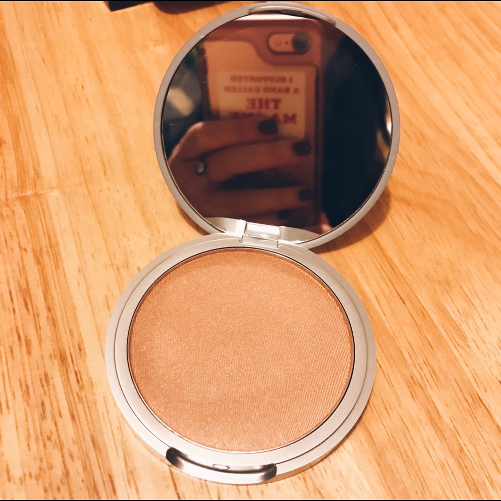 The Balm Betty Lou Manizer