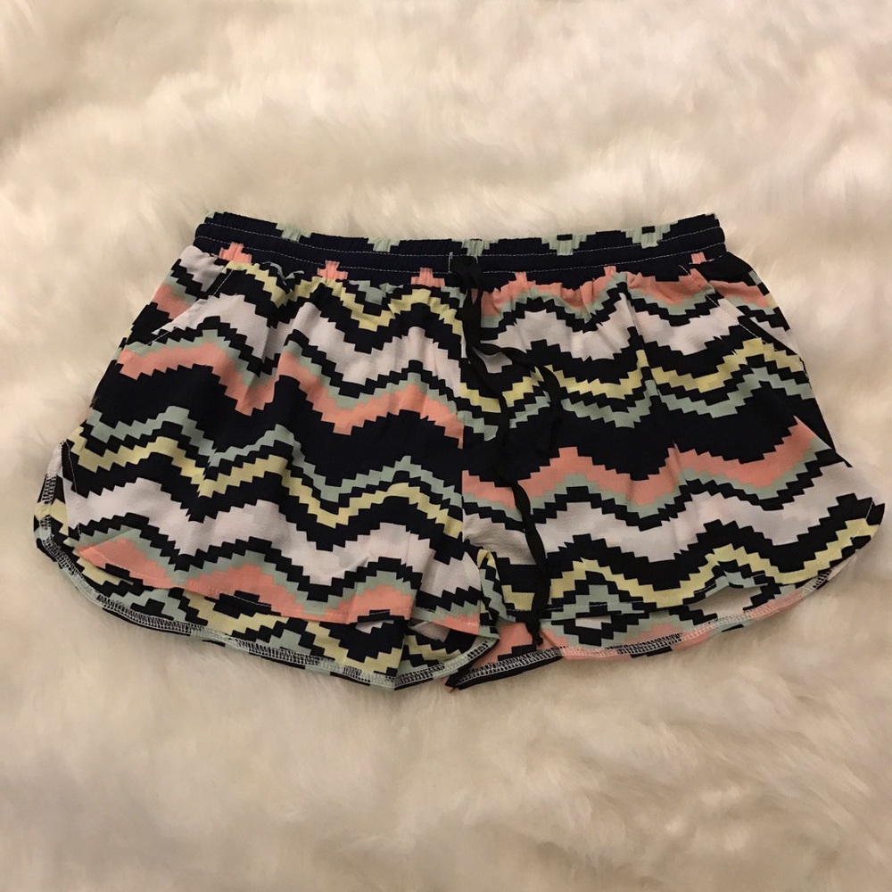 NWOT Flowy chevron navy shorts