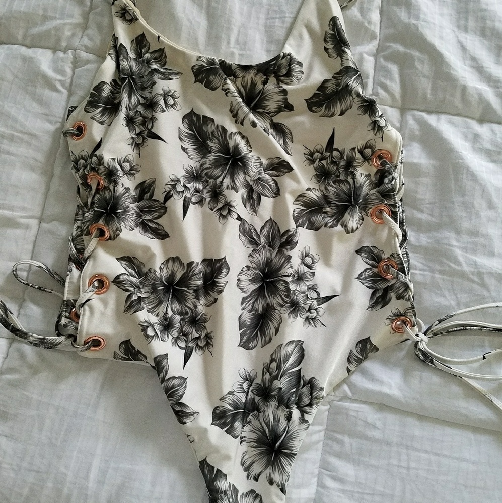 Amuse Society one piece swimsuit (new never worn)