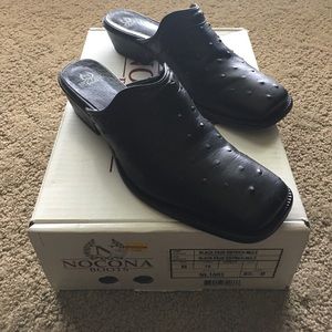 Nocona mule black
