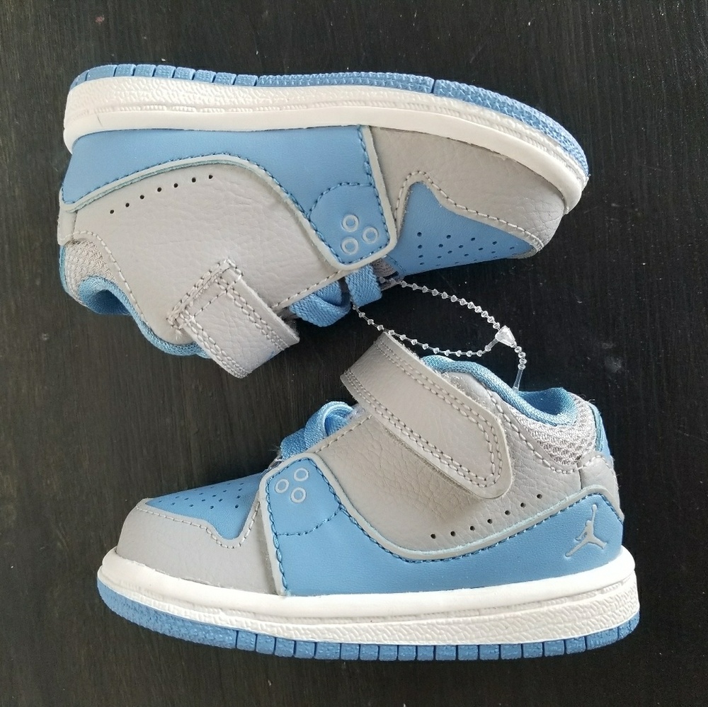 ** PRICE DROP** Retro Nike Air Jordan Carolina