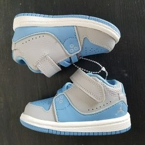 ** PRICE DROP** Retro Nike Air Jordan Carolina
