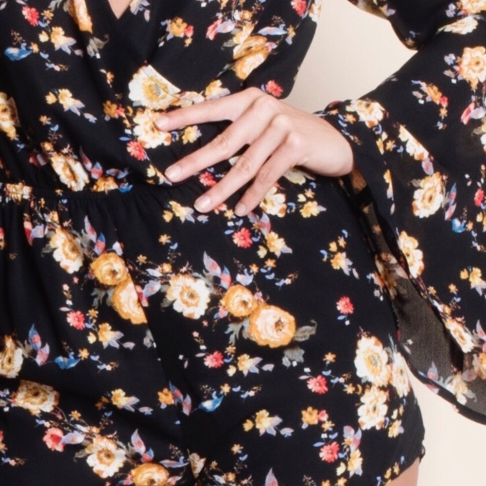 ❗️LAST ONE❗️Floral Print Black Romper - Picture 5 of 5