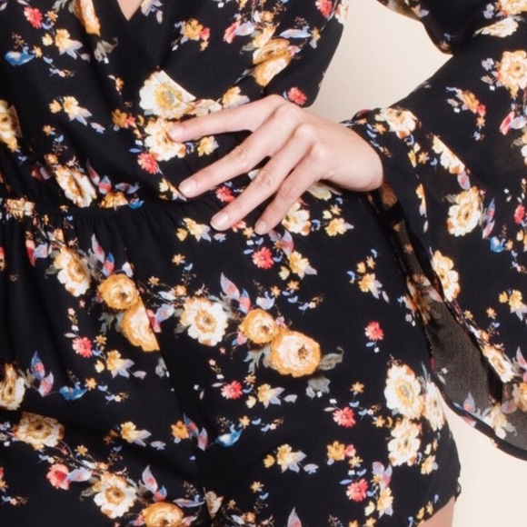 ❗️LAST ONE❗️Floral Print Black Romper - Picture 5 of 5