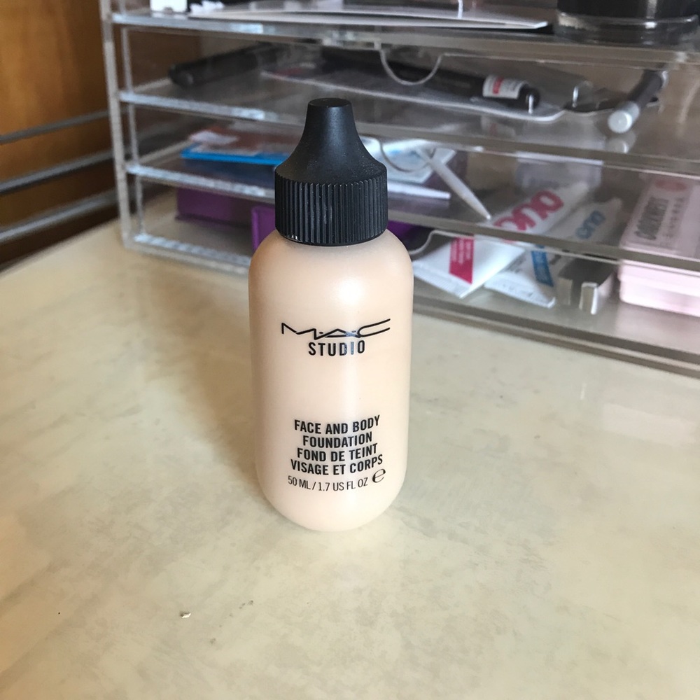 MAC Face and Body Foundation in C1
