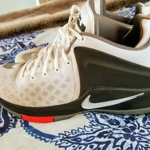 Nike LeBron witness size 9 GREAT condition