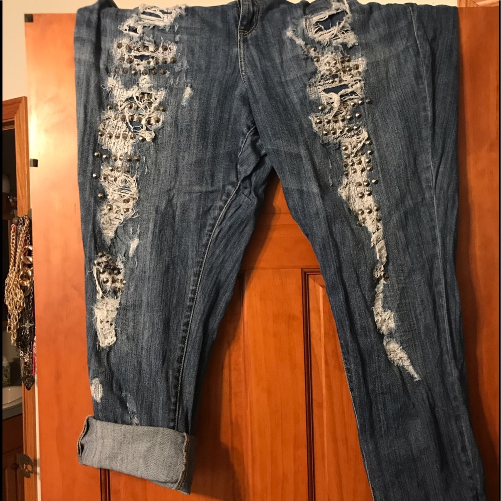 Super cute, distressed, studded boyfriend jeans