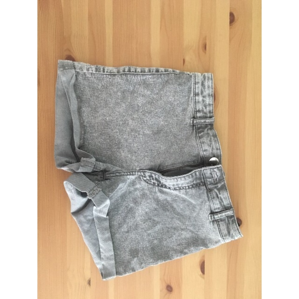 Divided high waisted acid wash shorts