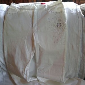 White jeans with flower sequinces