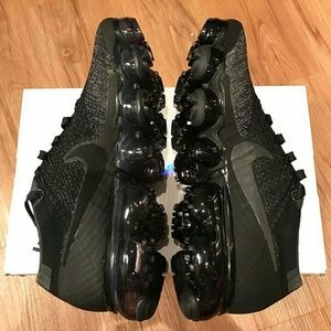 Nike vapormax triple black