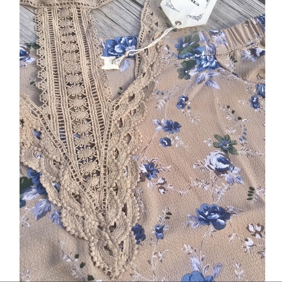 Gorgeous lace cold shoulder choker top - Picture 3 of 4