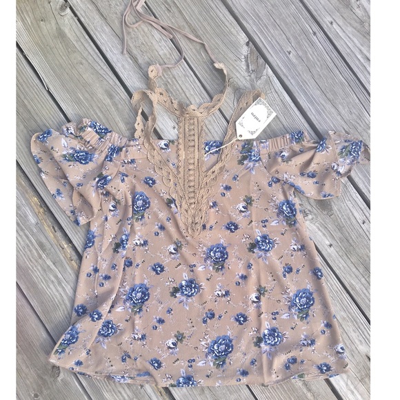 Gorgeous lace cold shoulder choker top - Picture 4 of 4