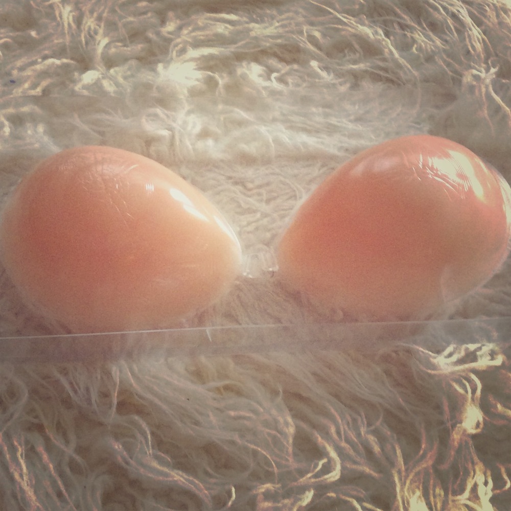 Self adhesive bras💁🏽👙