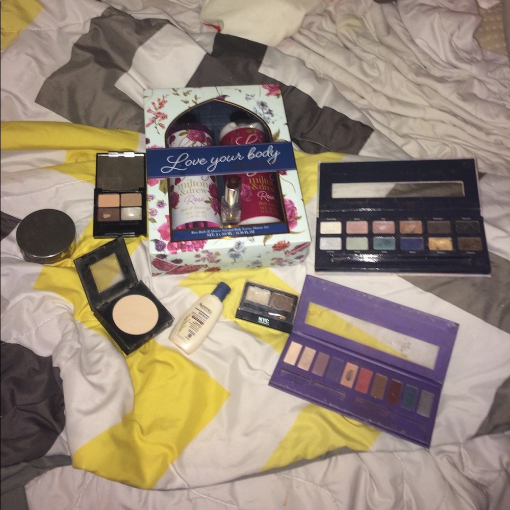 Makeup bundle.