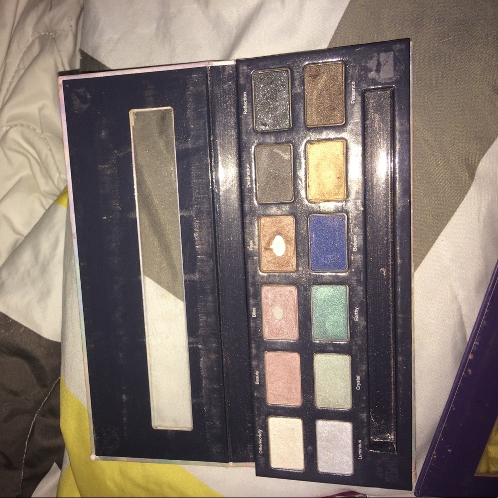 Makeup bundle. - Picture 2 of 4