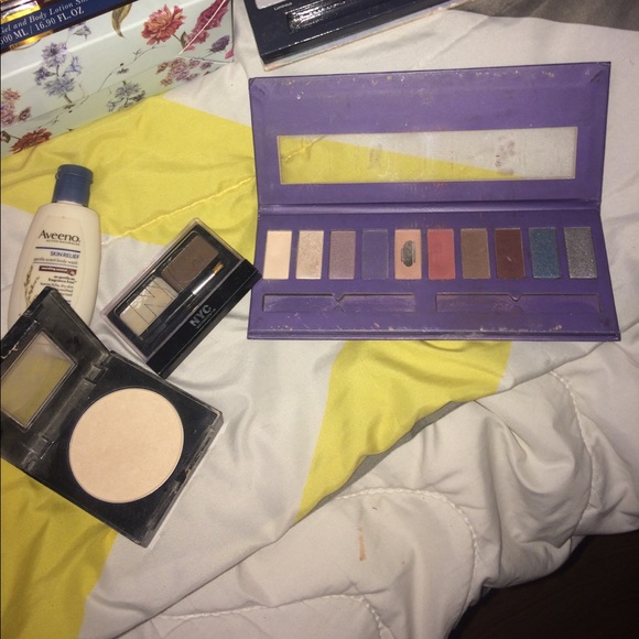 Makeup bundle. - Picture 3 of 4