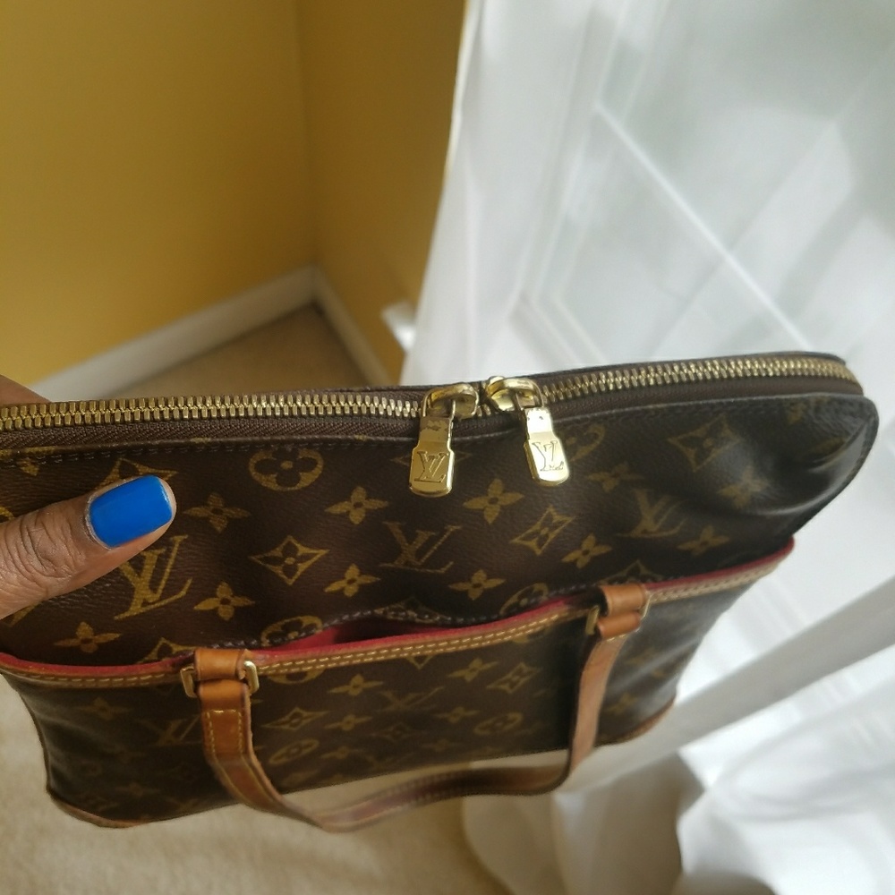 Authentic Louis Vutton Monogram purse.