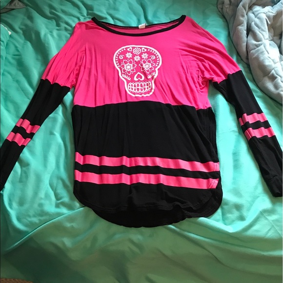 Tops - Cute black and pink skull shirt