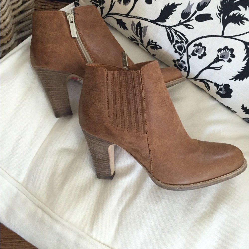 Aquatalia boots size 7