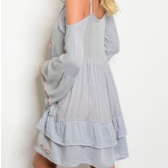 🌼 soft cold shoulder embroidered bell sleeves - Picture 2 of 2