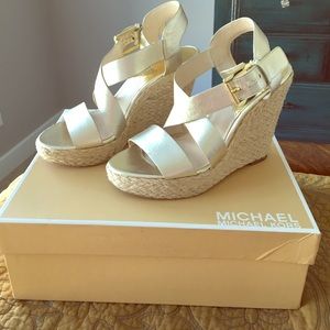 Michael Kors Pale Gold Giovanna Wedge, Size 8