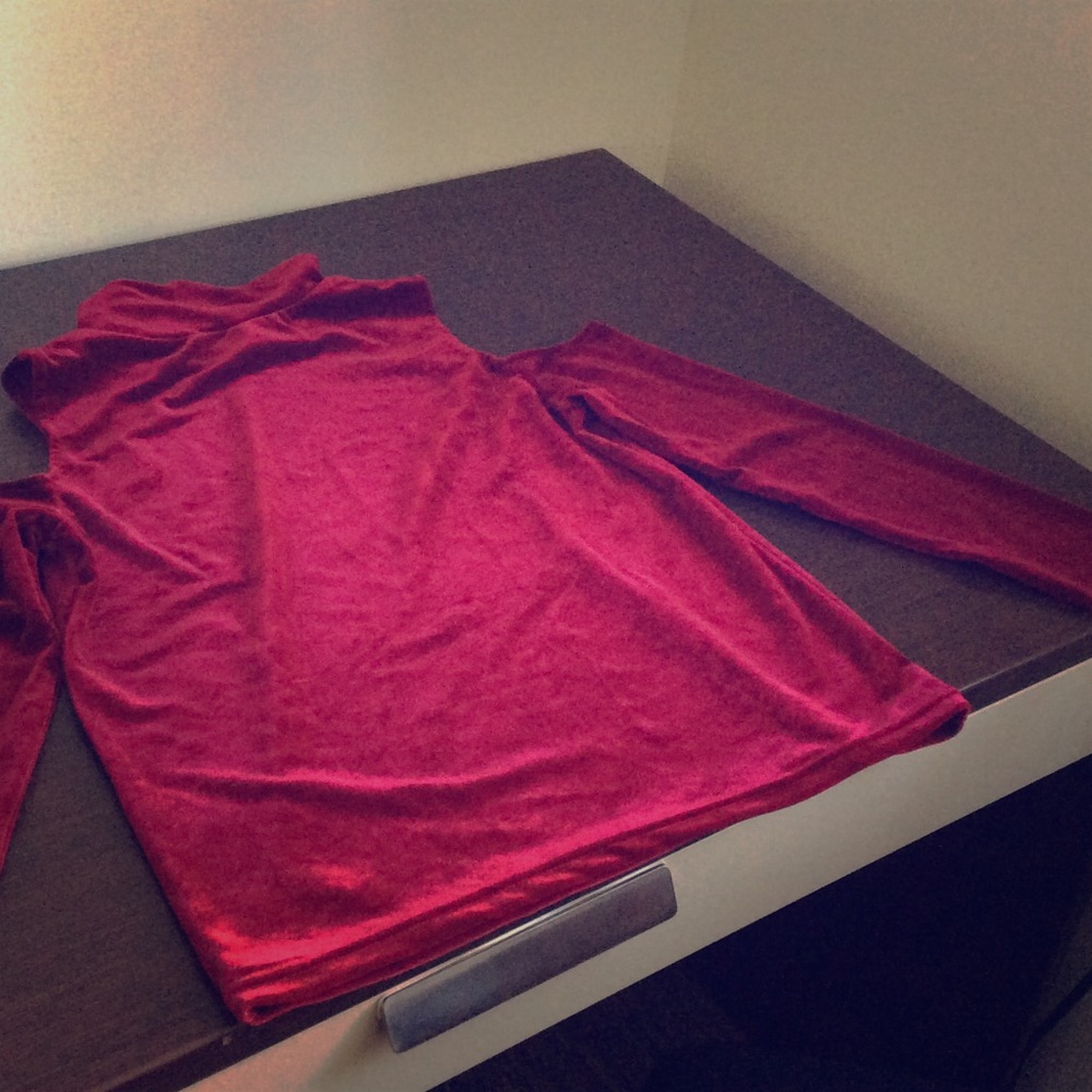 Red Velvet Shoulderless Long Sleeve Turtleneck