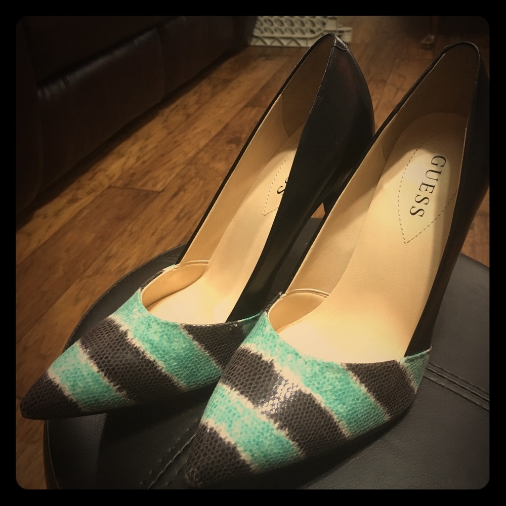 Patent leather /snake print stiletto Guess pumps!