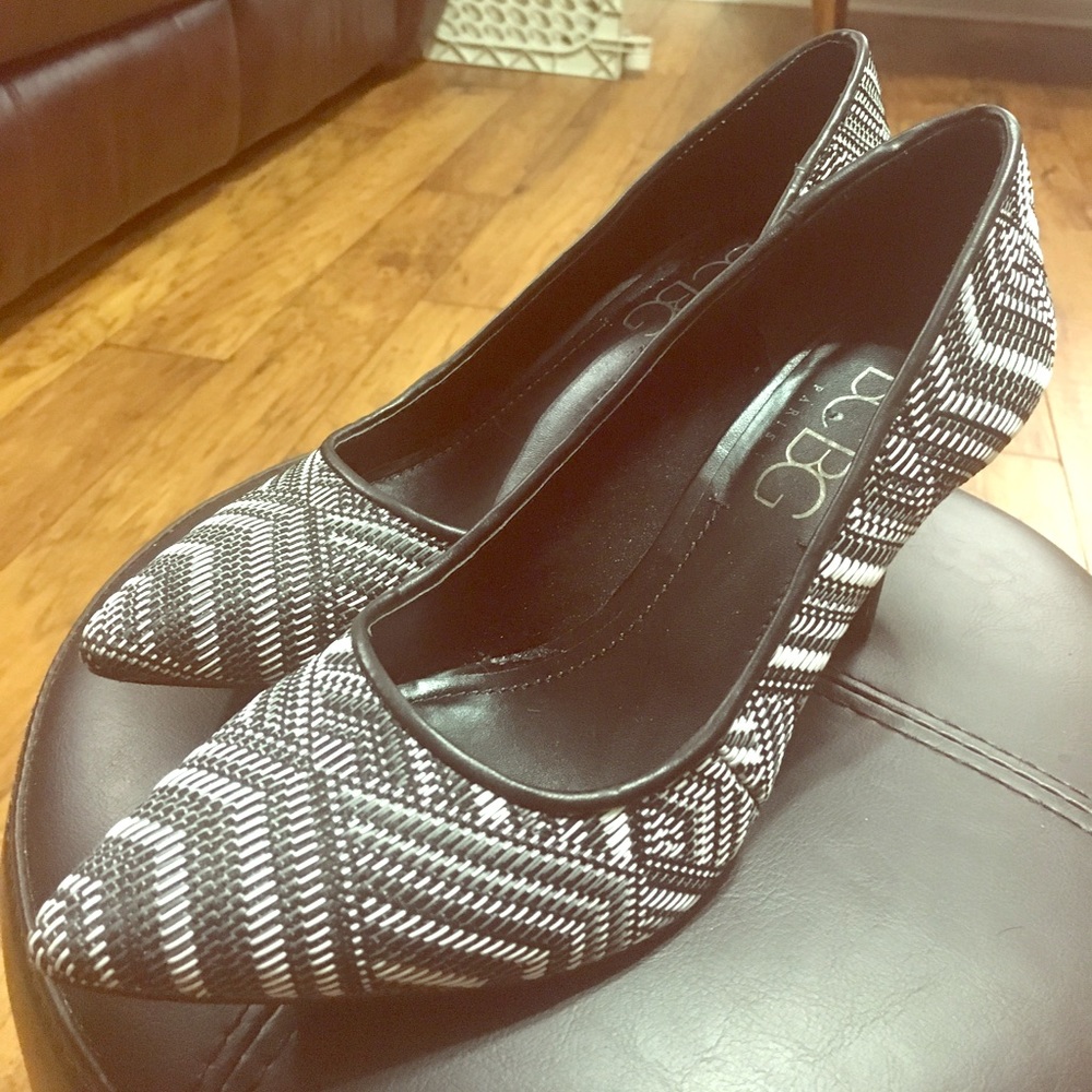 Gorgeous two tone woven pattern BCBG pumps