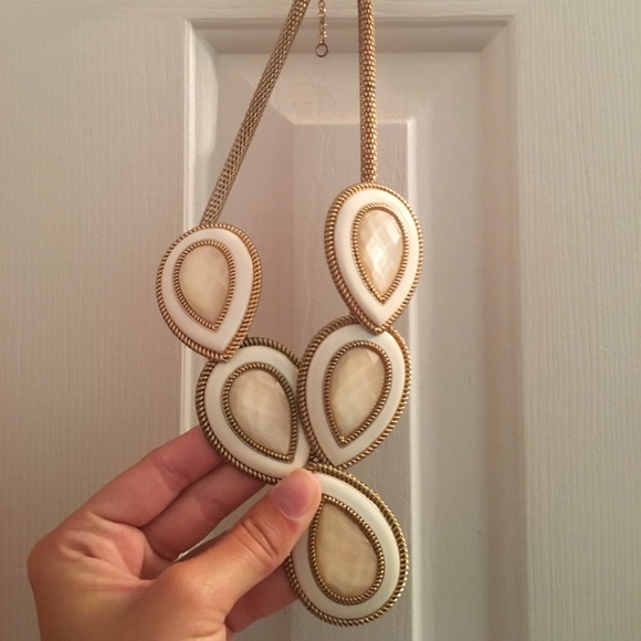 White and Gold necklace - Picture 1 of 3