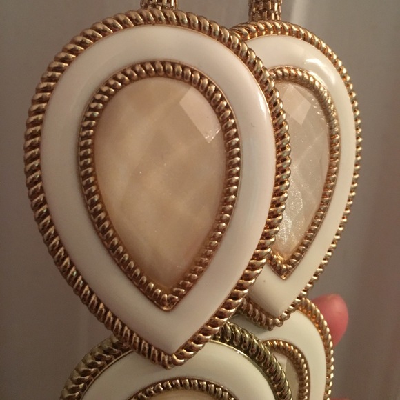 White and Gold necklace - Picture 2 of 3
