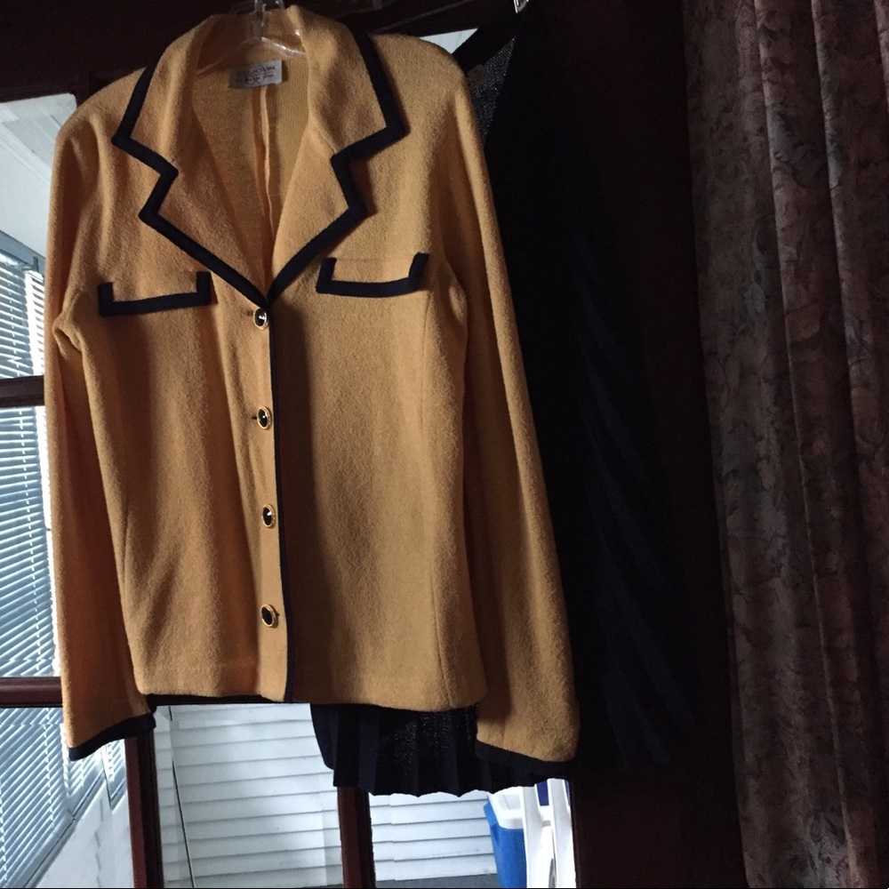 Skirt suit