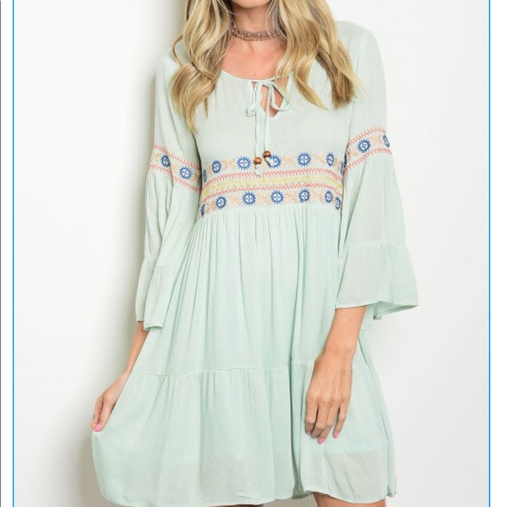 🌸 Minted cool keyhole bell sleeve shift dress