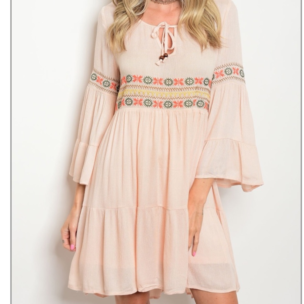 🌼 Summer peach keyhole embroidered bell sleeve