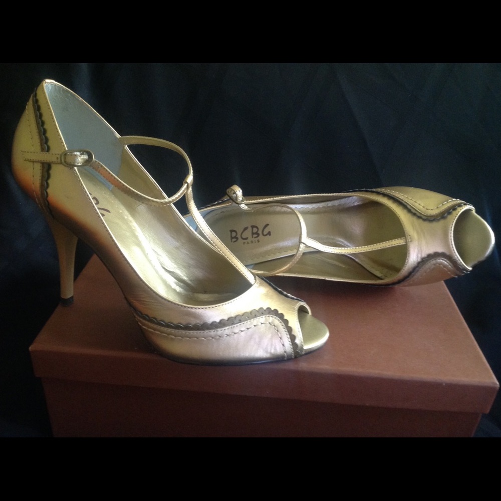 RARE, BCBG PARIS GOLD PEEP TOE PUMPS