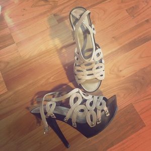 Jessica Simpson strappy heels 👠