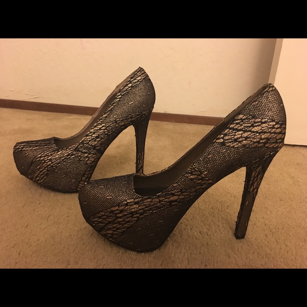 Foreign exchange, black and gold lace size 7.5