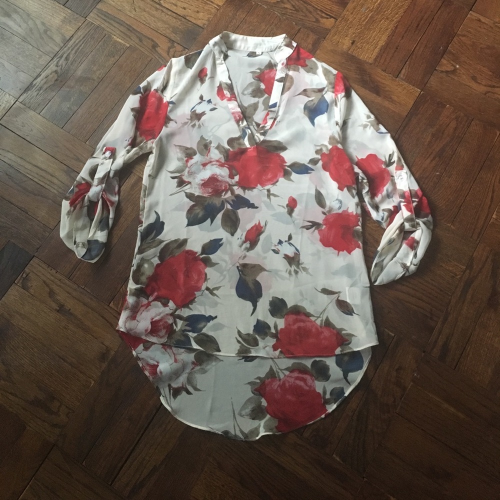 🌹🌹Rose print flowy vneck top🌹🌹