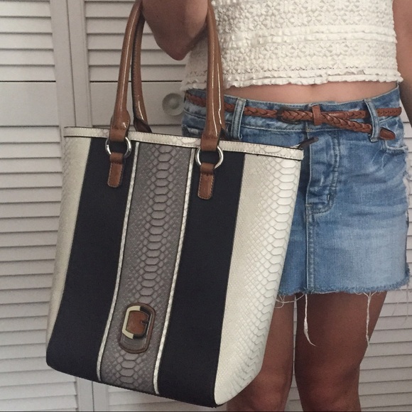 Guess Handbags - Large Guess tote •LOWEST PRICE•