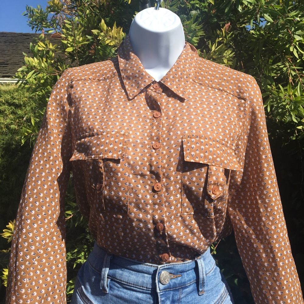 cute floral button down🌷