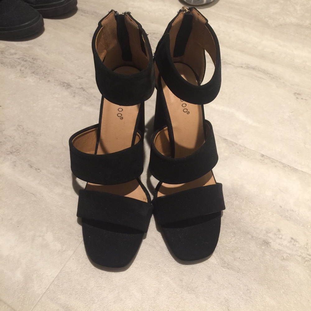 Black heels never worn