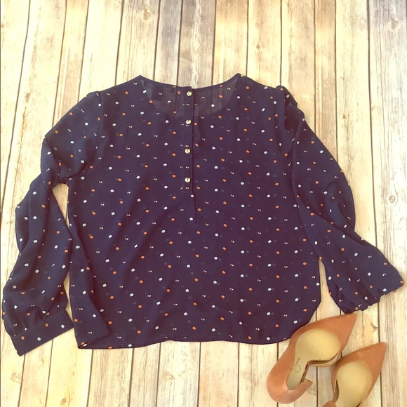 SOLD 😎 (Bundle) 🌻 Super cute top w/gold button - Picture 2 of 2