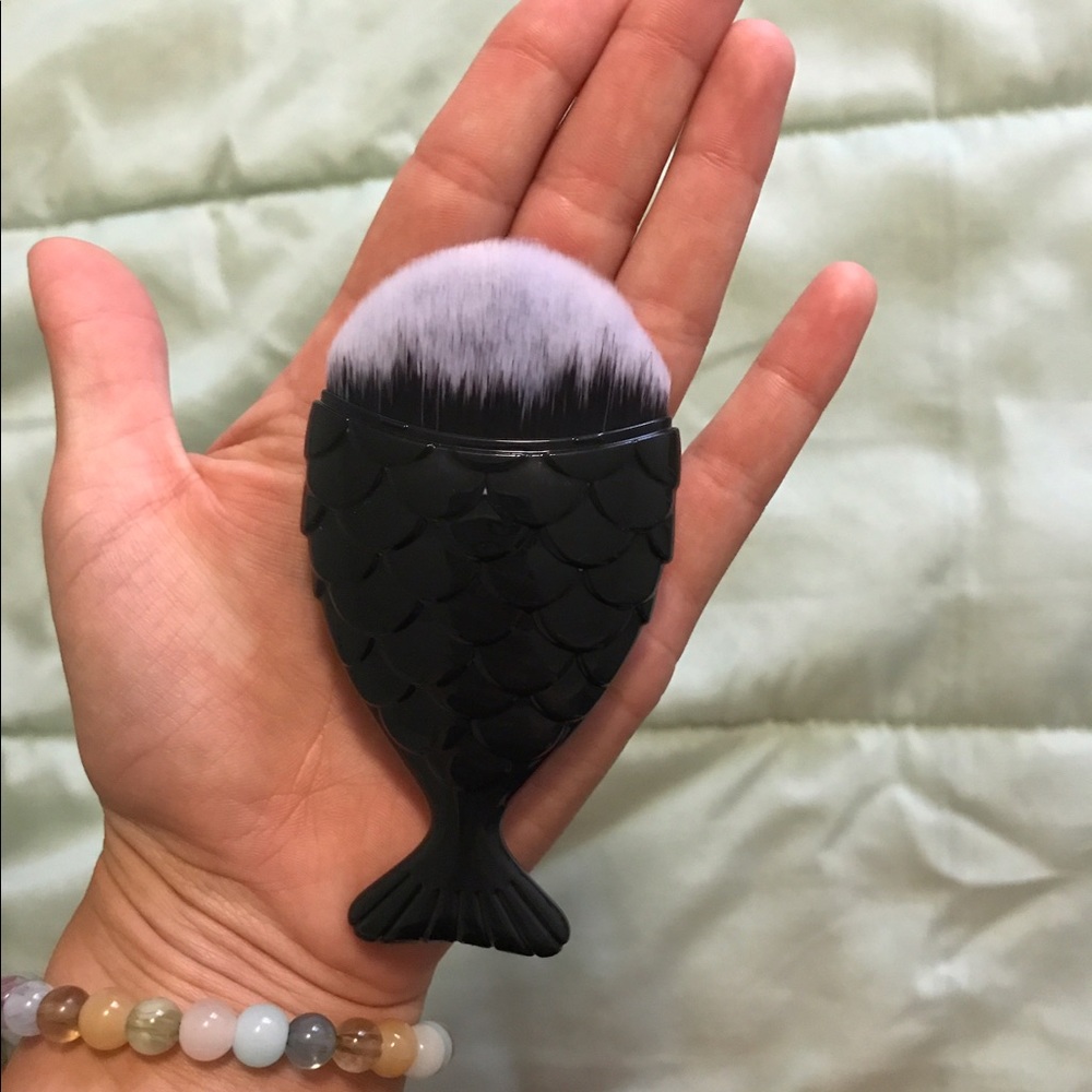 Fish scale brush