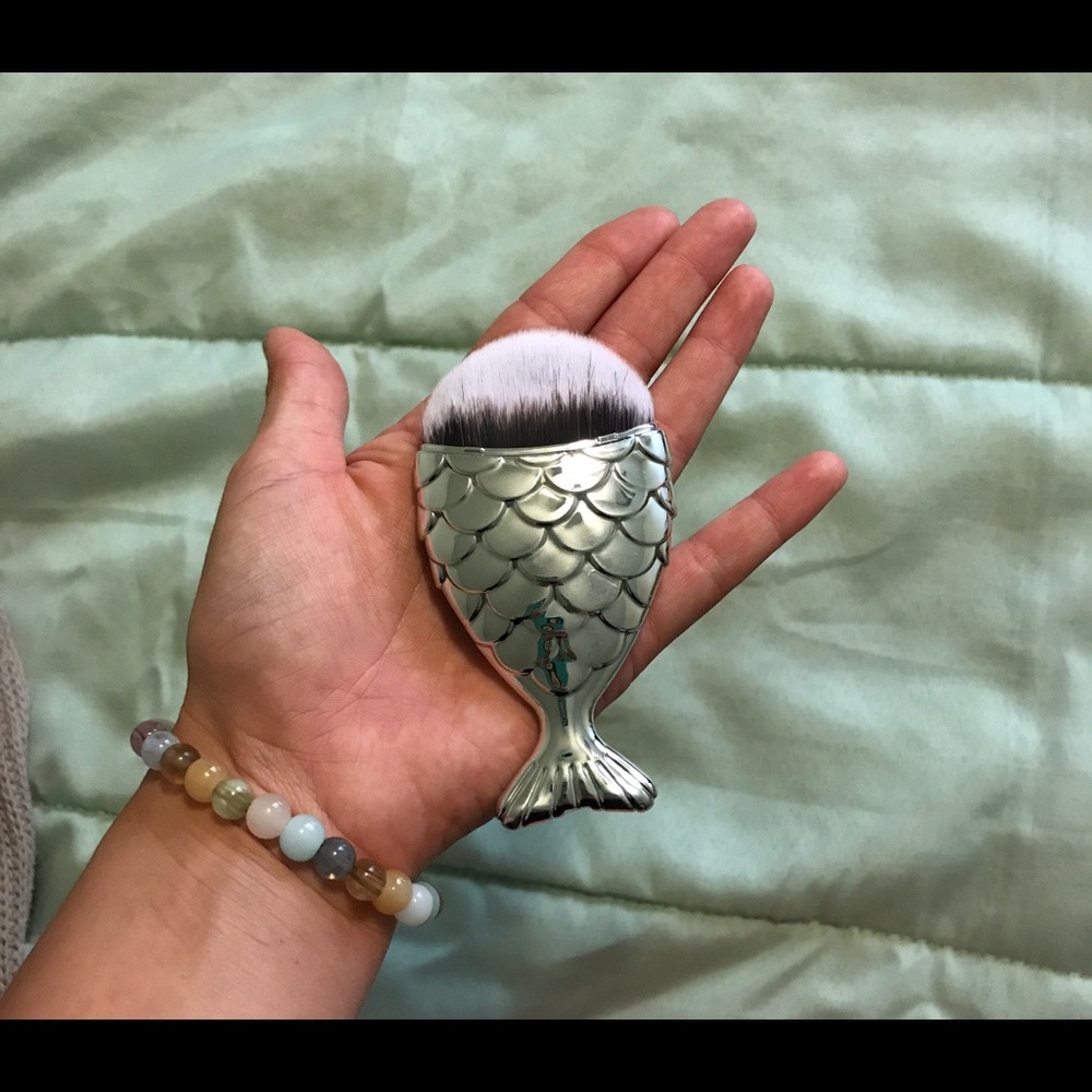 Fish scale brush