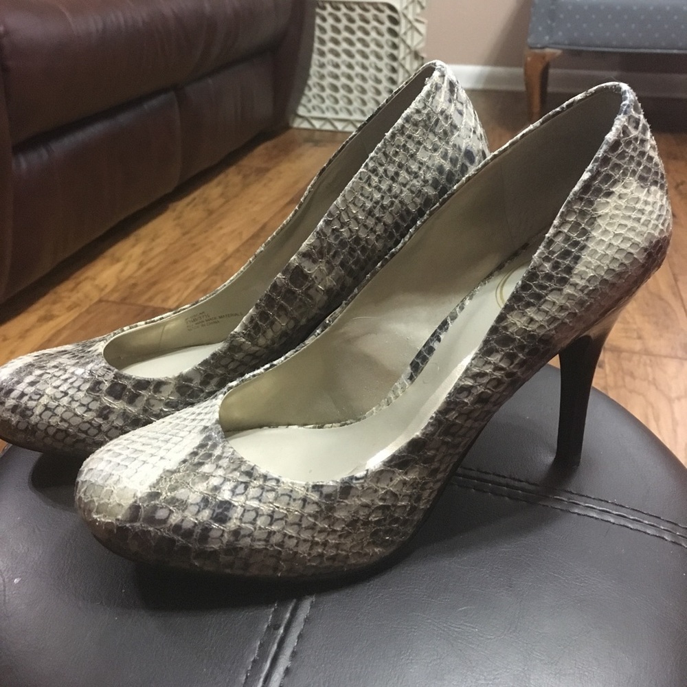 Beautiful snake print almond toe stiletto