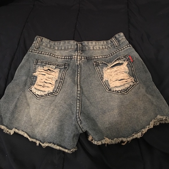 Ripped Jean shorts - Picture 2 of 3