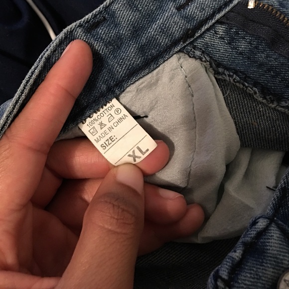 Ripped Jean shorts - Picture 3 of 3