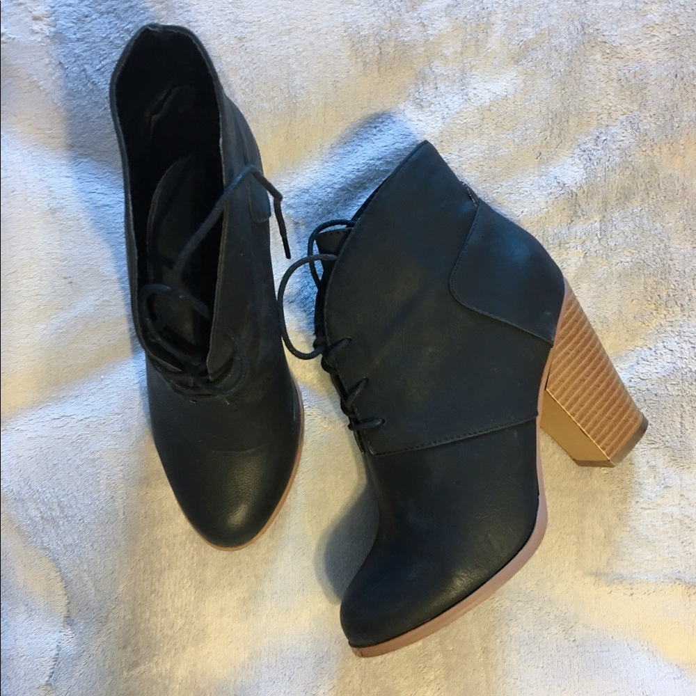 Steve Madden Salenna black lace up booties