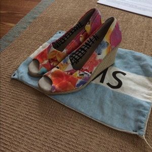 Toms Floral wedge