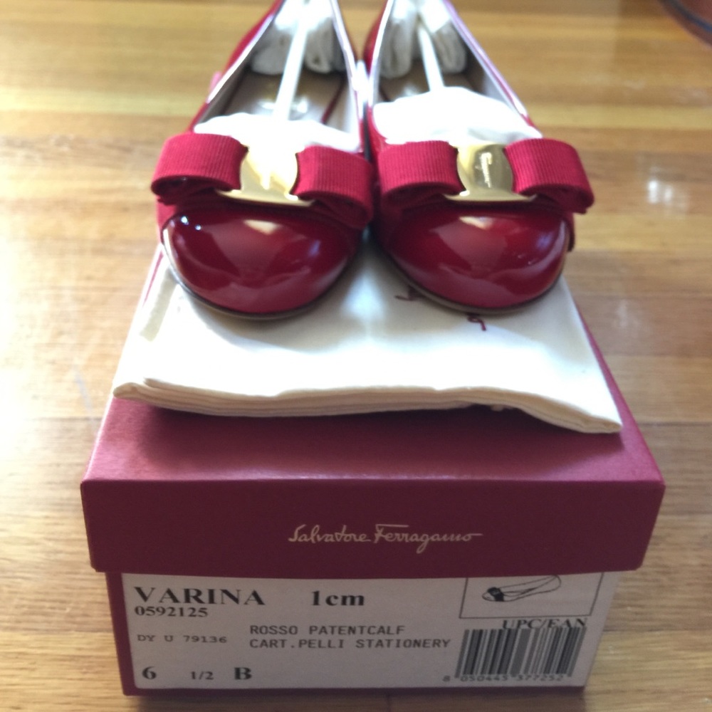 BNWT- Salvatore ferragamo Varina flat