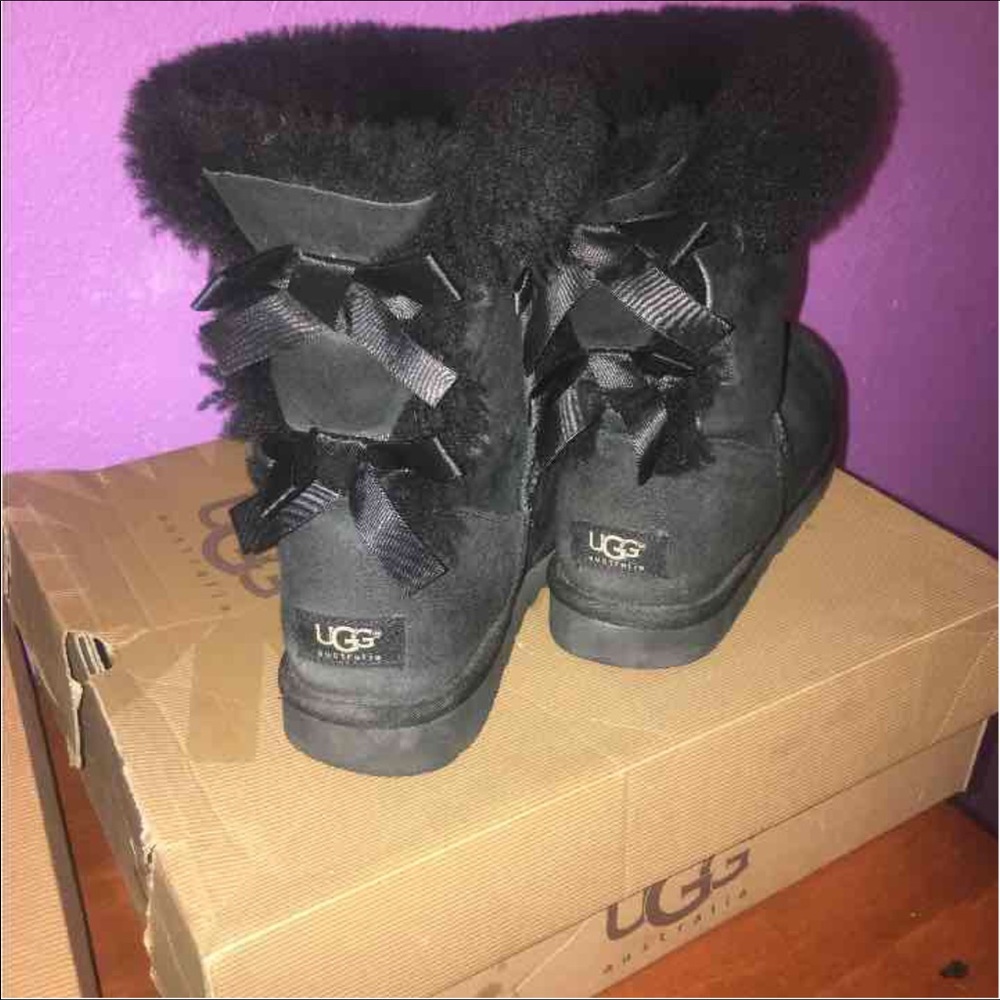 Black Bailey Bow Uggs✨🐝